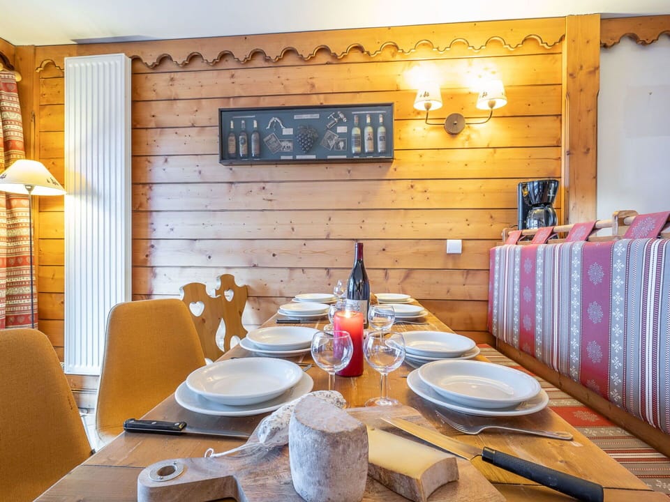 Table, Tableware, Furniture, Property, Dishware, Plate, Wood, Blue, Building, Textile