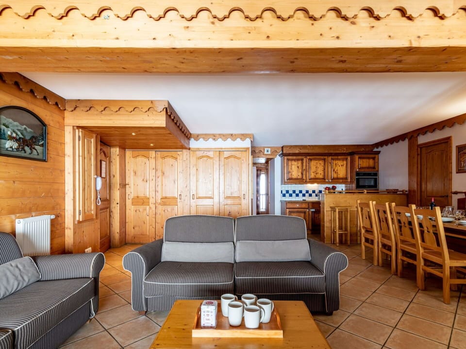 Table, Furniture, Property, Couch, Wood, Interior Design, Architecture, Wall, Floor, Comfort