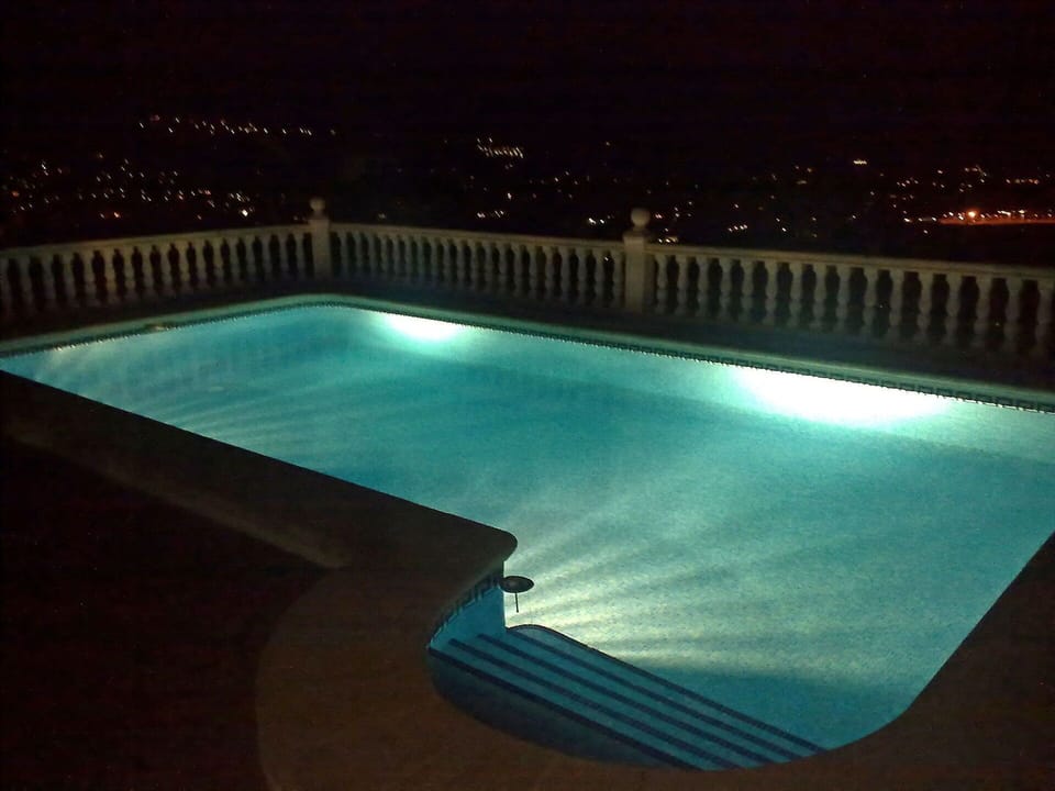 Water, Property, Swimming Pool, Building, Rectangle, Azure, Architecture, Aqua, Composite Material, Tints And Shades