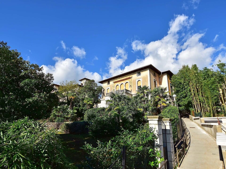Cloud, Sky, Building, Plant, Window, Vegetation, House, Tree, Natural Landscape, Neighbourhood