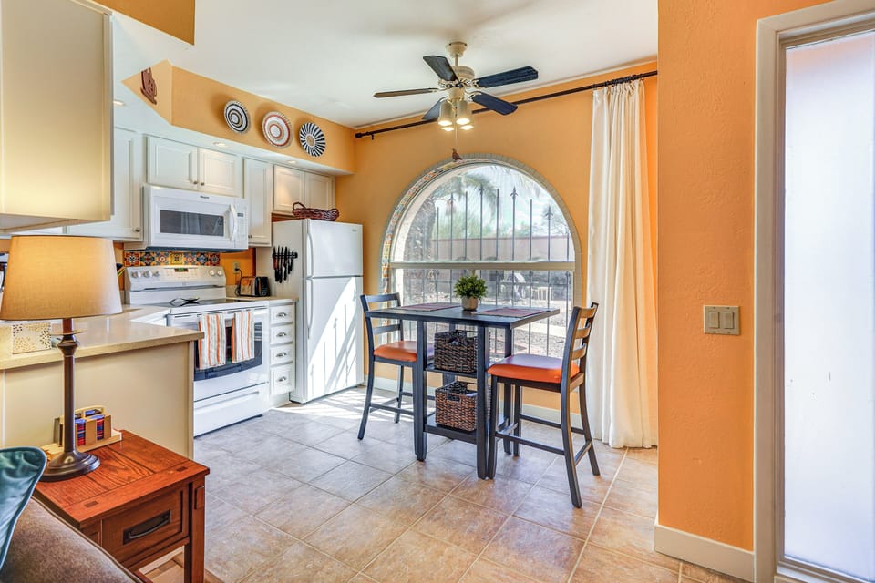Dining Area | Dishware/Flatware Provided