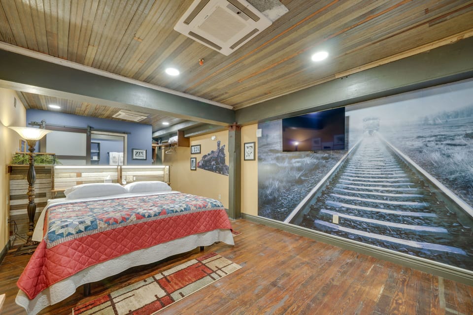 Texarkana Vacation Rental | Studio | 1BA | 370 Sq Ft | Step-Free Access