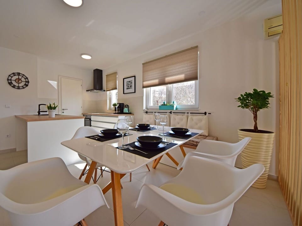 Furniture, Table, Property, Building, Chair, Interior Design, Plant, Houseplant, Wood, Architecture