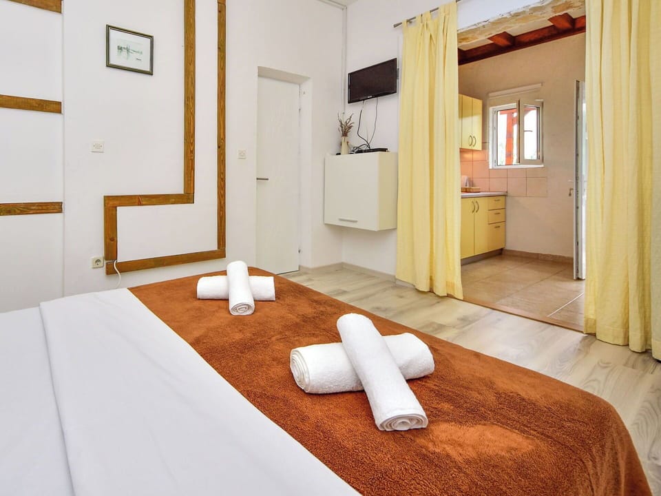 Floor, Flooring, Home, Apartment, Ceiling, Wood Stain, Hardwood, Bedroom, Hotel, Wood Flooring