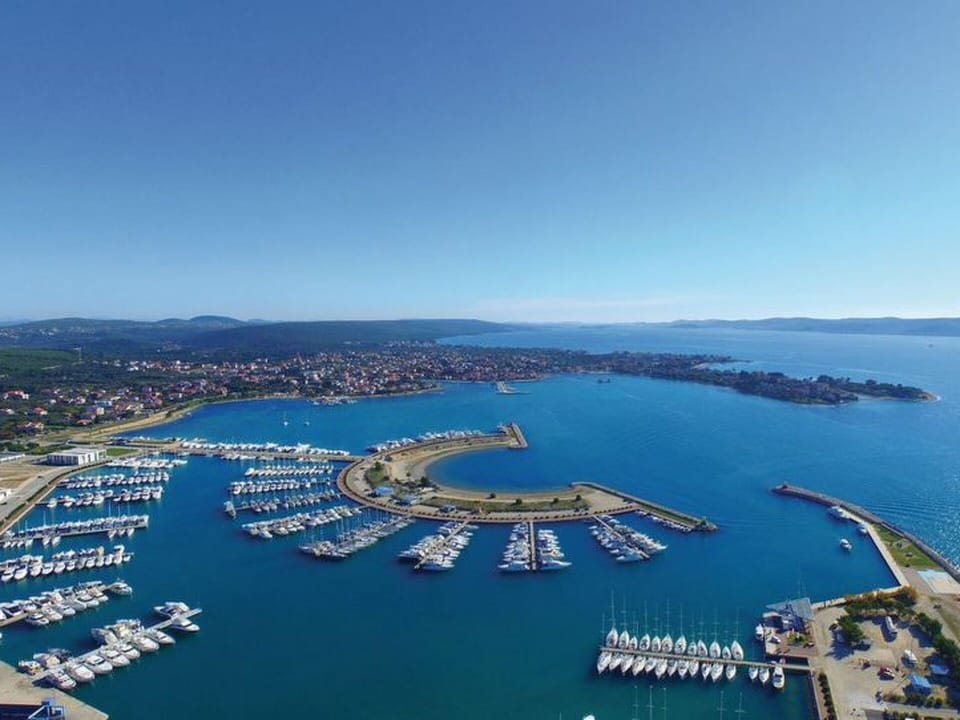 Water, Sky, Water Resources, Watercraft, Boat, Urban Design, Coastal And Oceanic Landforms, Tower, Building