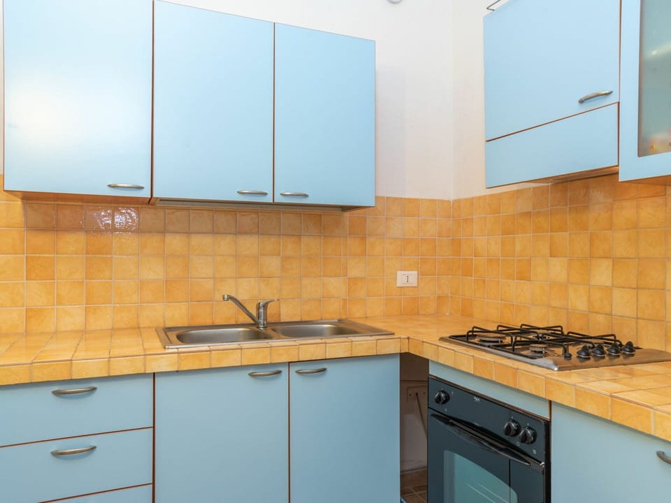 Countertop, Cabinetry, Kitchen Sink, Property, Building, Sink, Tap, Kitchen, Product, Kitchen Stove
