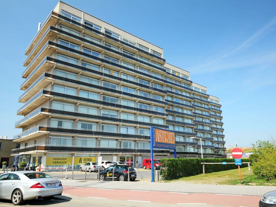 Car, Sky, Building, Wheel, Vehicle, Skyscraper, Window, Architecture