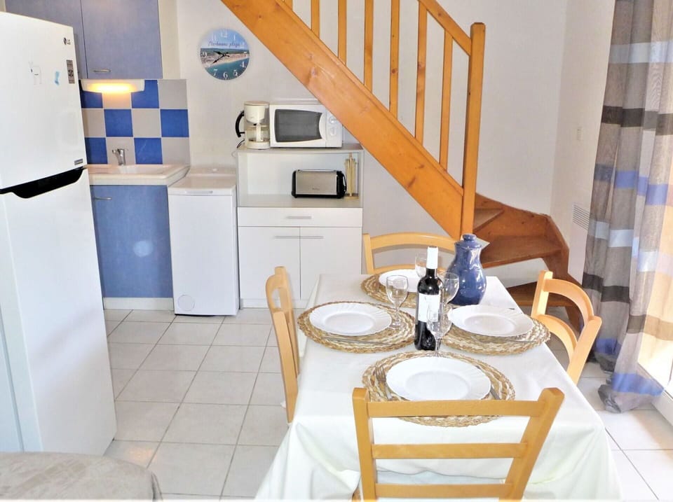Furniture, Cabinetry, Building, Table, Product, Wood, Kitchen Stove, Interior Design, House, Flooring