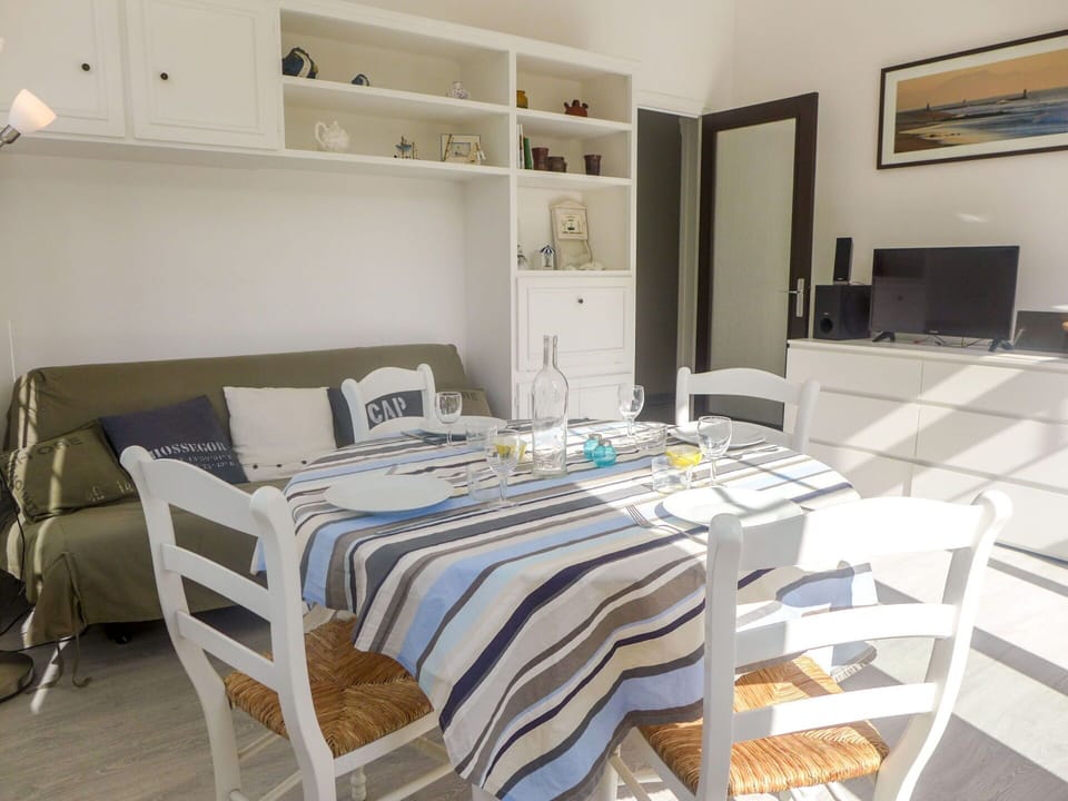 Picture Frame, Furniture, Comfort, Building, Bed Frame, Textile, Table, Wood, Bed, Interior Design