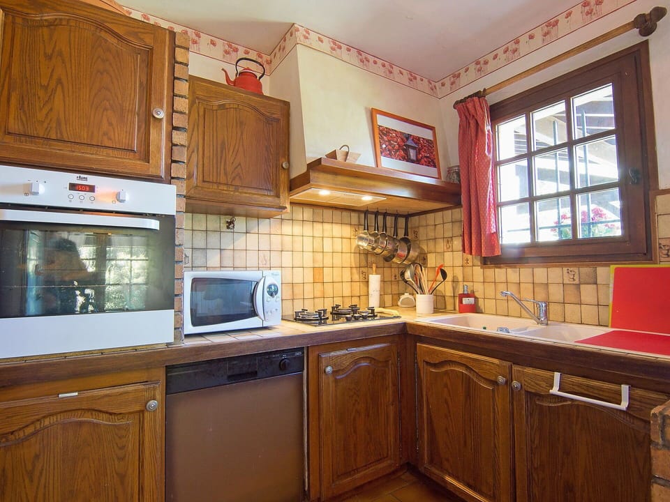 Countertop, Cabinetry, Property, Kitchen Appliance, Window, Wood, Kitchen, Home Appliance, Kitchen Stove, Interior Design