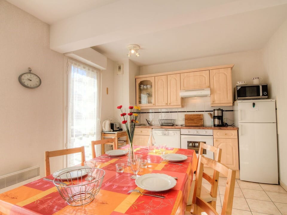 Cabinetry, Furniture, Table, Property, Countertop, Chair, Kitchen, Wood, Kitchen Appliance, Interior Design