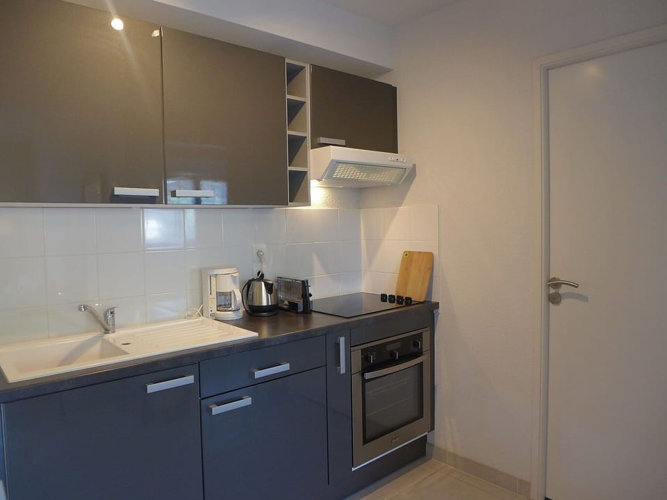 Cabinetry, Sink, Property, Kitchen Sink, Tap, Building, Countertop, Interior Design, Wood, Kitchen