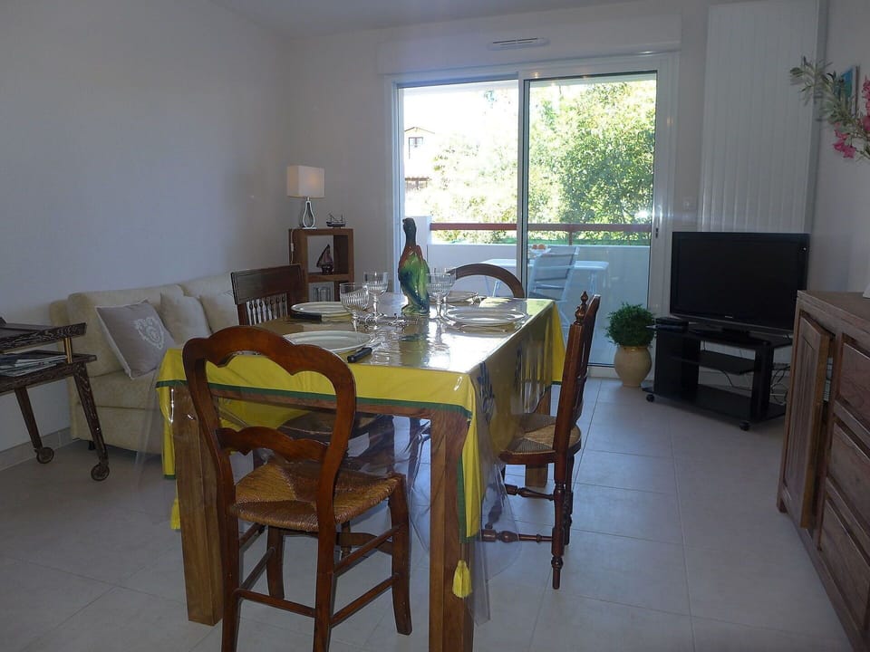 Furniture, Table, Property, Cabinetry, Building, Window, Chair, Wood, Interior Design, Flooring