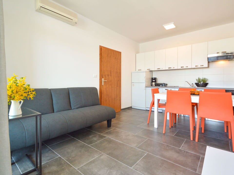 Flooring, Floor, Apartment, Wood Stain, Chair, Wood Flooring