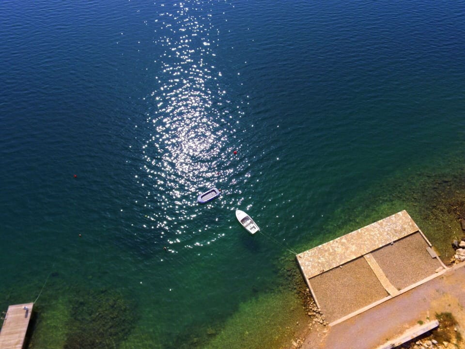 Water, Water Resources, Boat, Azure, Watercraft, Body Of Water, Coastal And Oceanic Landforms, Lake, Vehicle, Leisure