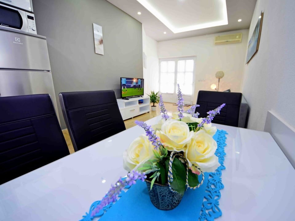 Table, Flower, Property, Furniture, Azure, Decoration, Interior Design, Tablecloth, Plant, Petal