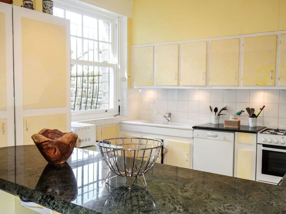 Kitchen Sink, Cabinetry, Sink, Property, Countertop, Window, Kitchen Stove, Interior Design, Kitchen, Wood