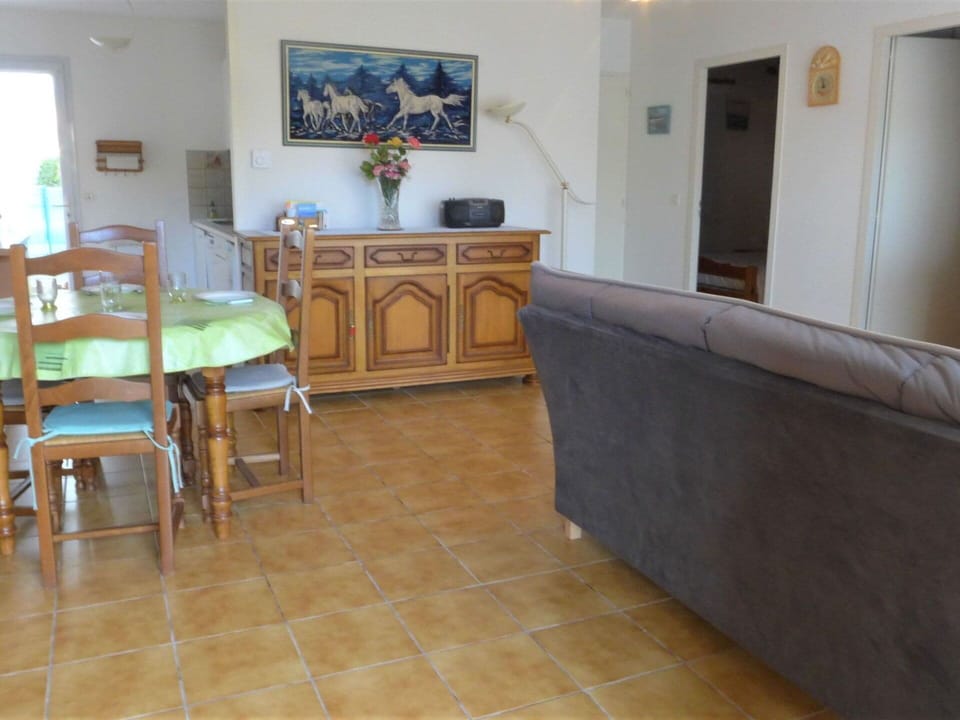 Table, Furniture, Property, Picture Frame, Wood, Floor, Interior Design, Flooring, Living Room, Building