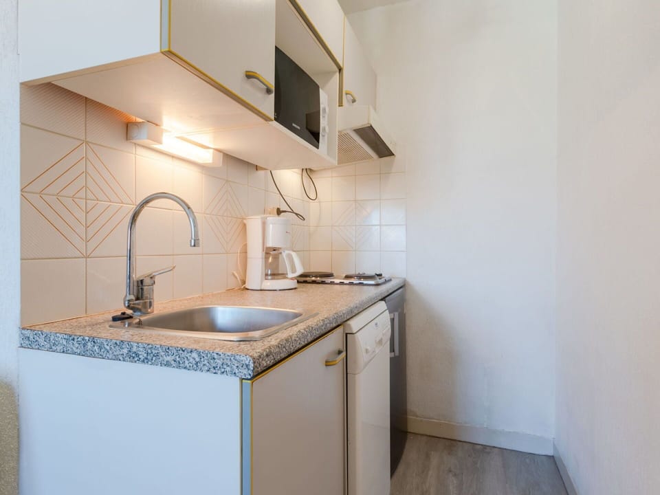 Cabinetry, Kitchen Sink, Tap, Sink, Countertop, Property, Plumbing Fixture, Building, Kitchen, Wood