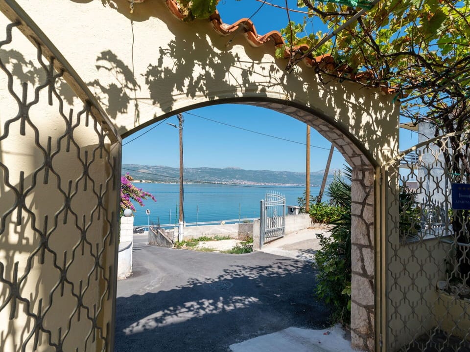 Water, Plant, Sky, Property, Azure, Building, Sunlight, Body Of Water, Shade, Wall