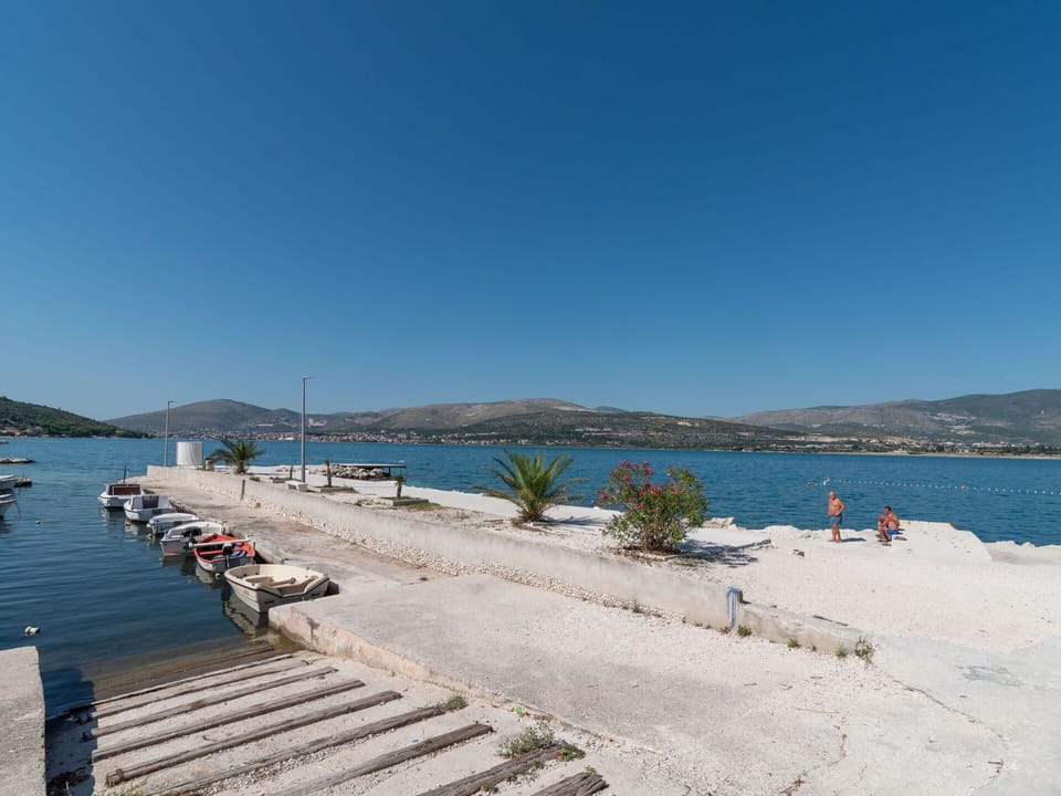 Water, Sky, Plant, Coastal And Oceanic Landforms, Lake, Mountain, Horizon, Landscape, Beach, Shore