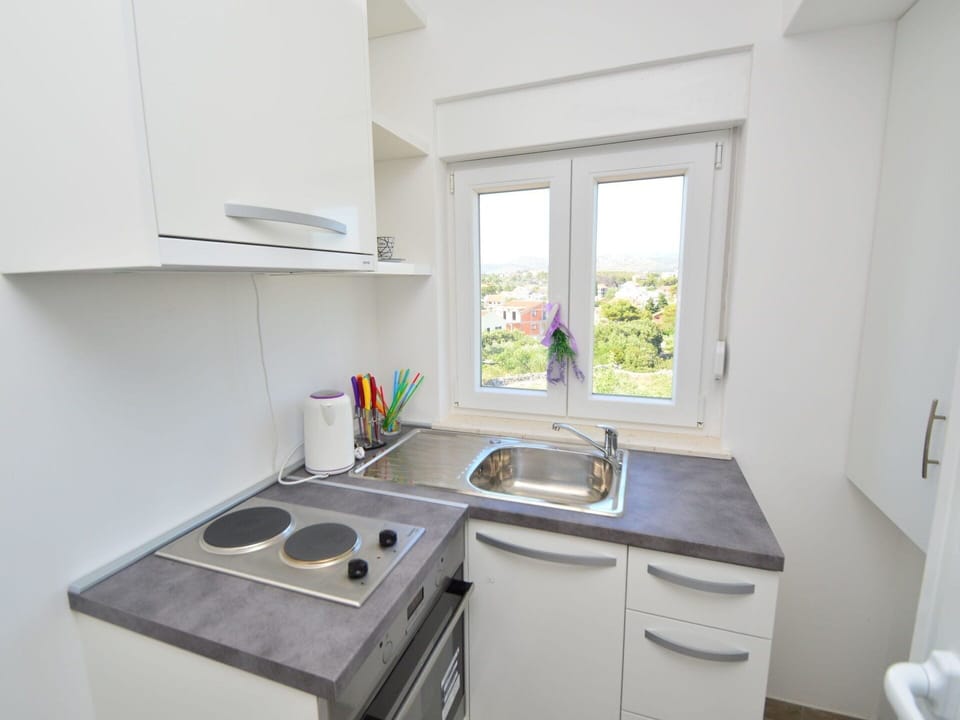 Kitchen Sink, Cabinetry, Tap, Sink, Property, Window, Building, Kitchen, Plumbing Fixture, Countertop