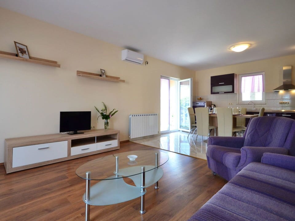 Table, Furniture, Couch, Houseplant, Flowerpot, Wood, Building, Lighting, Picture Frame, Plant