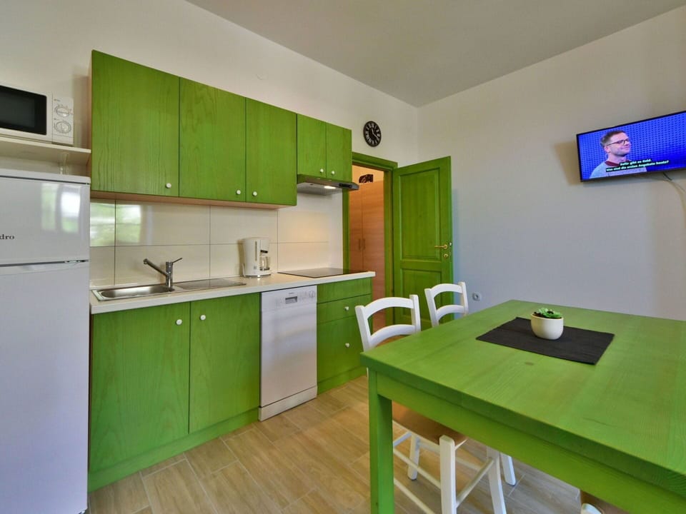 Cabinetry, Kitchen Sink, Furniture, Property, Tap, Sink, Countertop, Building, Chair, Kitchen Appliance