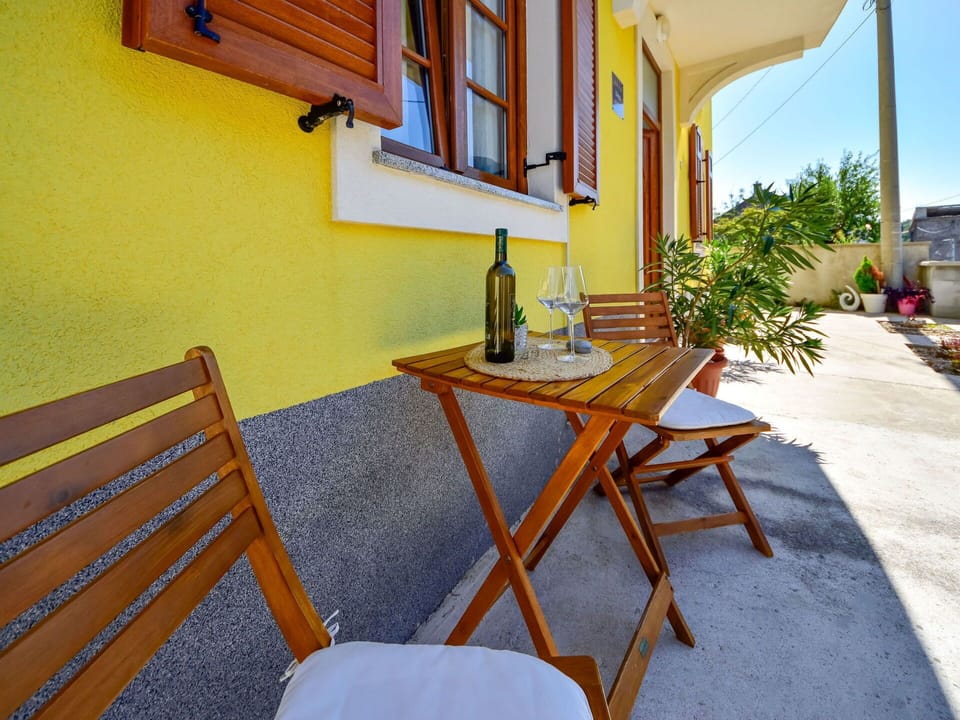 Table, Plant, Building, Window, Wood, Outdoor Furniture, Interior Design, Outdoor Table, Shade, Flowerpot