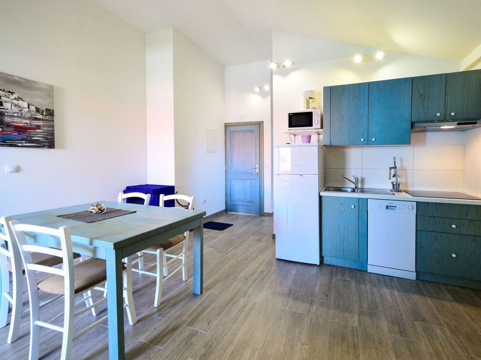 Flooring, Furniture, Floor, Interior Design, Ceiling, Table, Apartment, Room, Chair, Kitchen & Dining Room Table