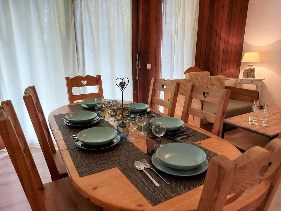 Brown, Table, Furniture, Property, Tableware, Chair, Dishware, Curtain, Wood, Plate