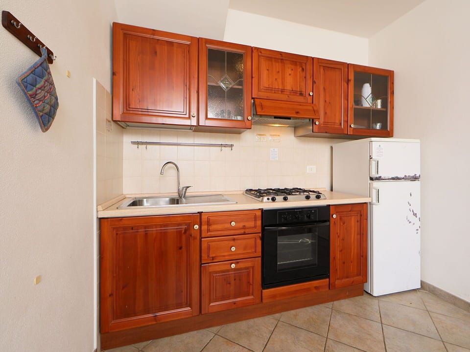 Brown, Cabinetry, Sink, Kitchen Sink, Countertop, Furniture, Property, Tap, Building, Wood