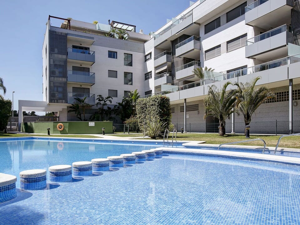 Water, Building, Daytime, Property, Plant, Window, Sky, Azure, Swimming Pool, Tree