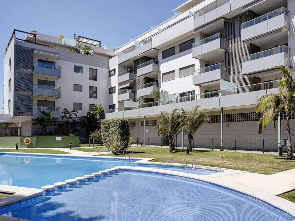 Building, Property, Window, Plant, Sky, Water, Tree, Swimming Pool, Architecture, Urban Design