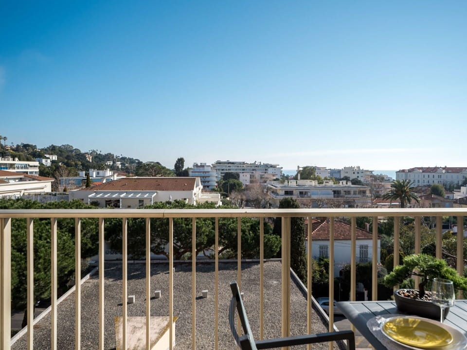 Sky, Building, Daytime, Plant, Tree, Fence, House, Urban Design, Residential Area, Real Estate