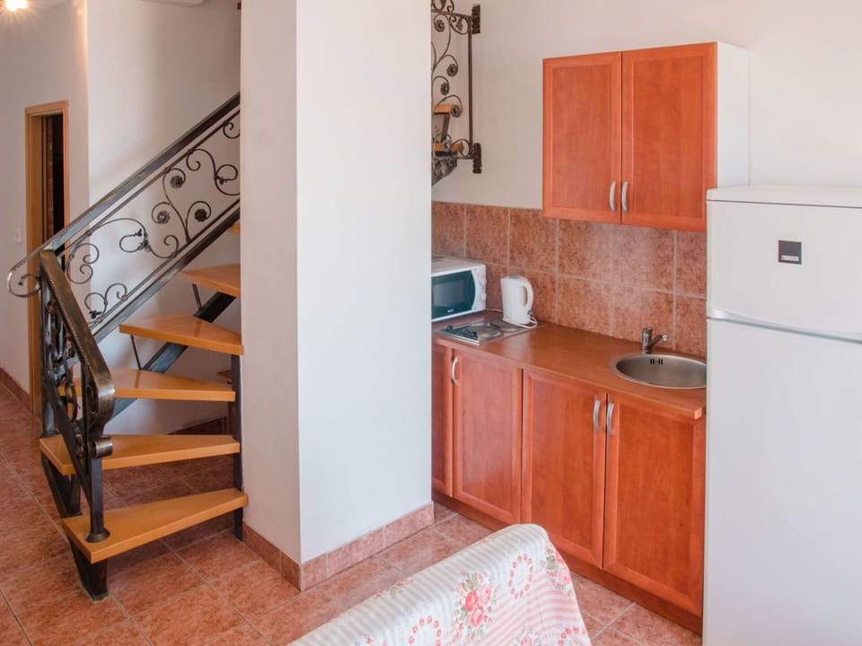 Cabinetry, Property, Countertop, Sink, Wood, Drawer, Interior Design, Kitchen, Wood Stain, Flooring