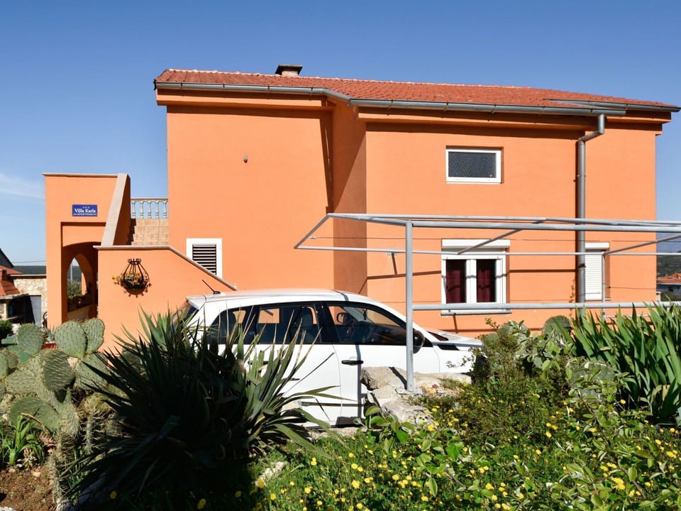 Plant, Sky, Car, Building, Window, Property, Vehicle, Motor Vehicle, Wheel