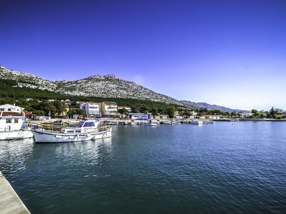 Water, Sky, Water Resources, Boat, Mountain, Watercraft, Lake, Coastal And Oceanic Landforms, Vehicle, Building