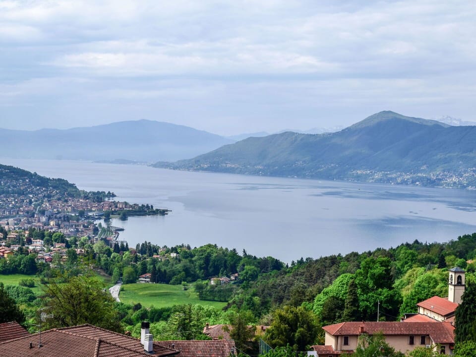 Cloud, Sky, Water, Mountain, Water Resources, Tree, Azure, Highland, Lake, Plant