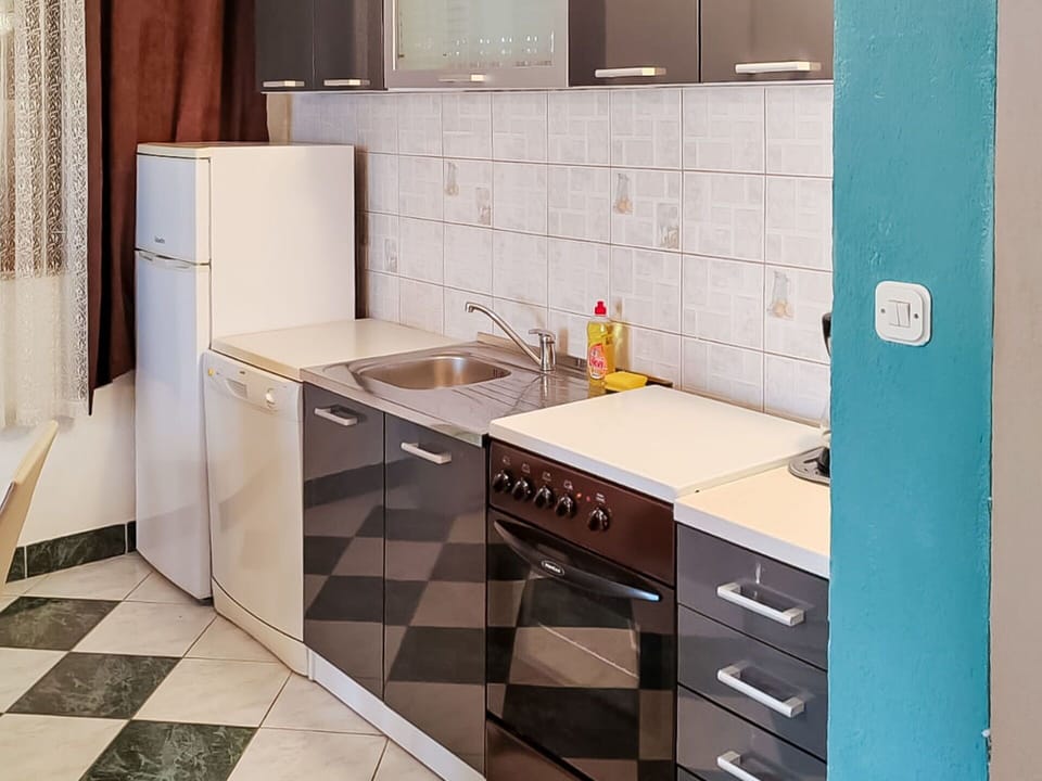 Countertop, Cabinetry, Tap, Furniture, Sink, Property, Plumbing Fixture, Kitchen Sink, Building, Kitchen Stove