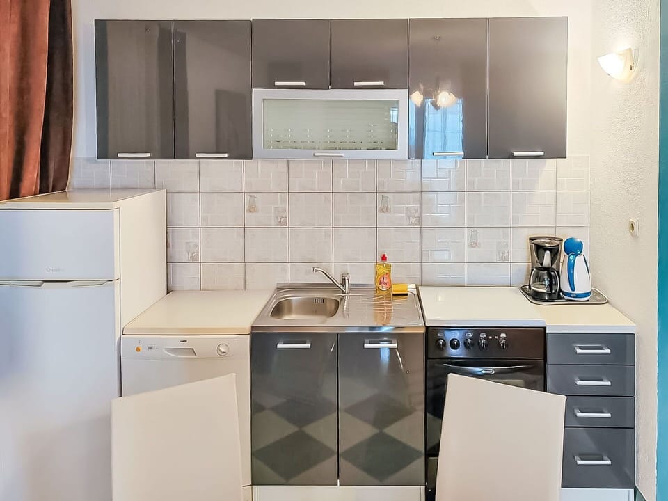 Cabinetry, Countertop, Property, Building, Kitchen Sink, Sink, Tap, Kitchen Appliance, Kitchen Stove, Kitchen