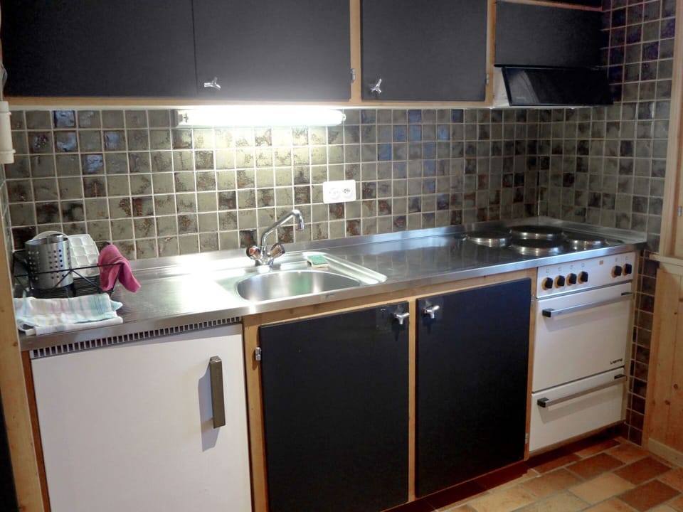 Cabinetry, Kitchen Sink, Countertop, Sink, Property, Tap, Kitchen Stove, Kitchen, Interior Design, Flooring