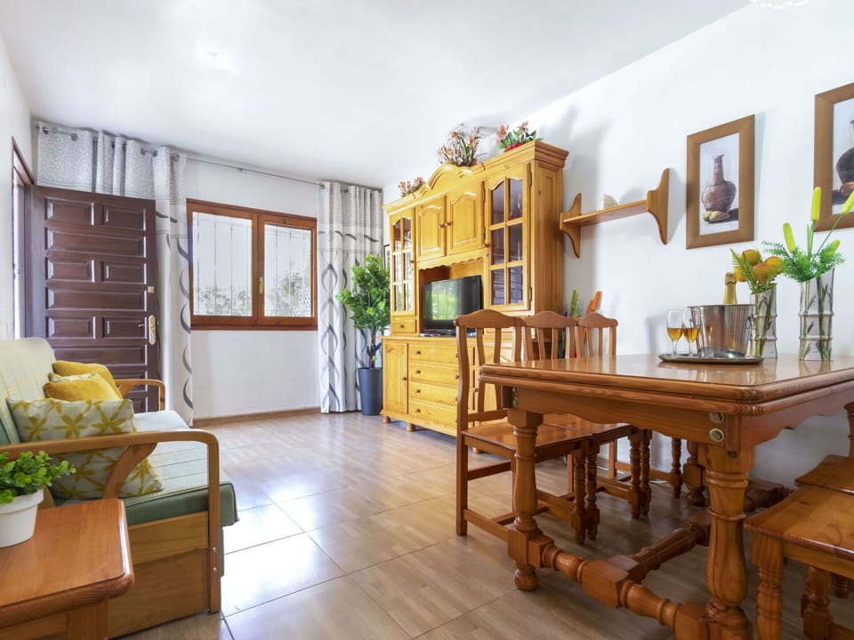 Plant, Table, Building, Furniture, Picture Frame, Houseplant, Wood, Interior Design, Flooring, Floor