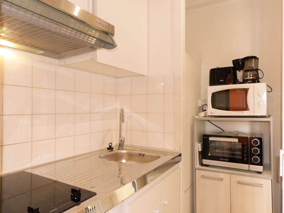 Tap, Building, Cabinetry, Sink, Plumbing Fixture, Countertop, Wood, Kitchen Sink, Interior Design, Flooring