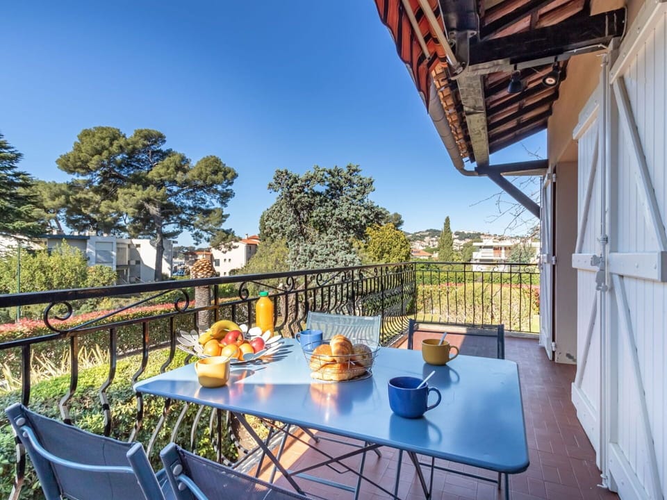 Table, Plant, Furniture, Building, Sky, Property, Chair, Shade, Tree, Lighting