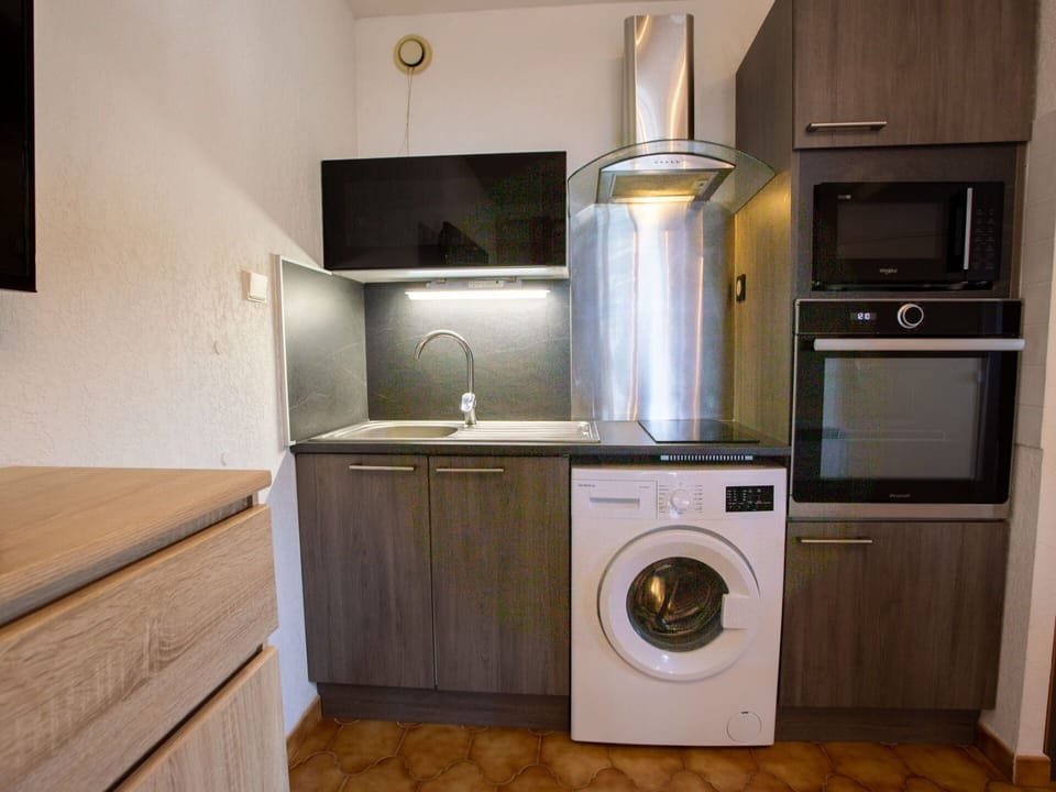Cabinetry, Property, Kitchen Appliance, Wood, Home Appliance, Kitchen Stove, Kitchen, Washing Machine, Interior Design, Clothes Dryer
