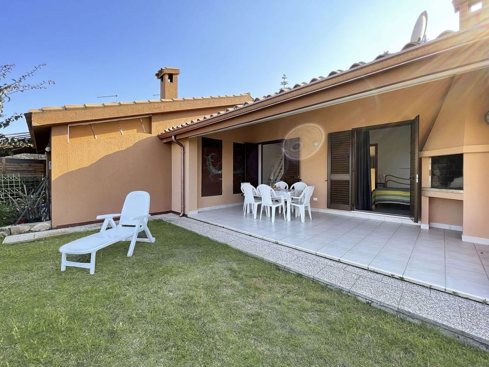 Sky, Property, Furniture, Building, Plant, Outdoor Bench, Shade, Interior Design, Outdoor Furniture, Land Lot