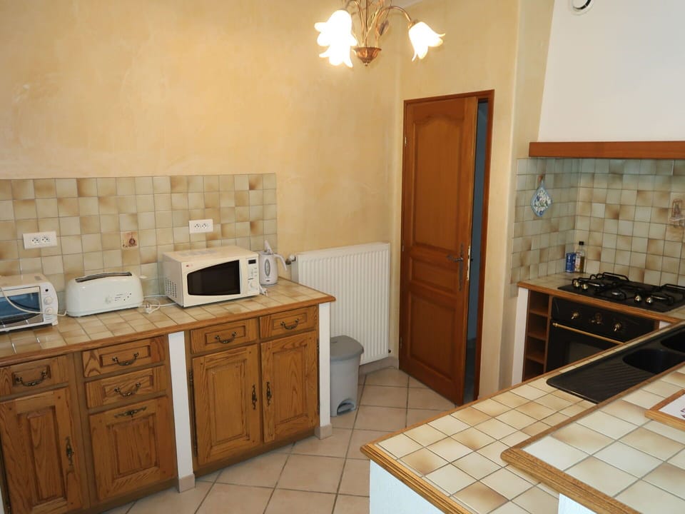 Countertop, Cabinetry, Property, Furniture, Building, Kitchen, Wood, Lighting, Interior Design, Drawer