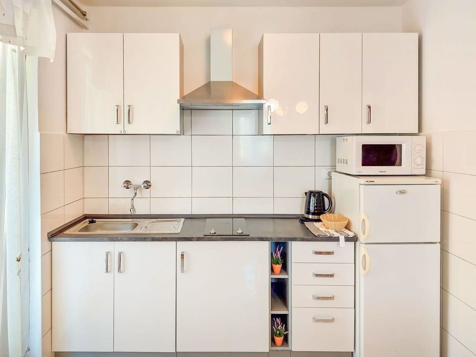Cabinetry, Kitchen Sink, Property, Countertop, Sink, Kitchen Stove, Kitchen Appliance, Kitchen, Home Appliance, Flooring