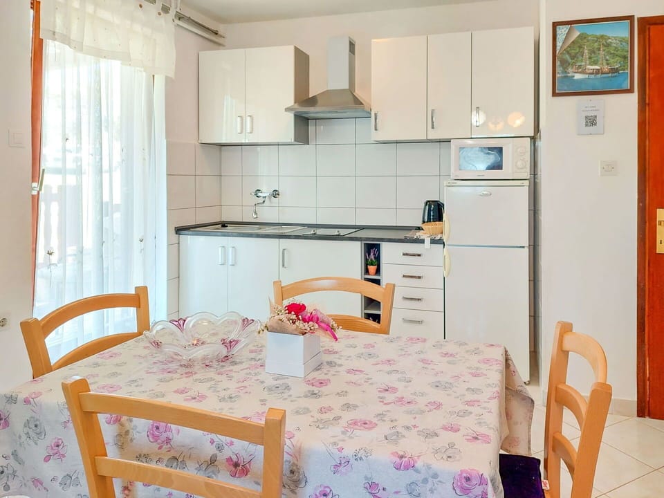 Furniture, Cabinetry, Property, Countertop, Refrigerator, Table, Kitchen Appliance, Interior Design, Chair, Kitchen